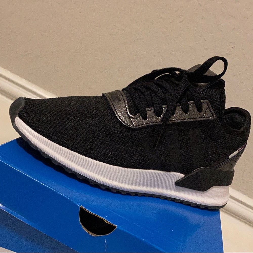 Adidas - Picture 1 of 2